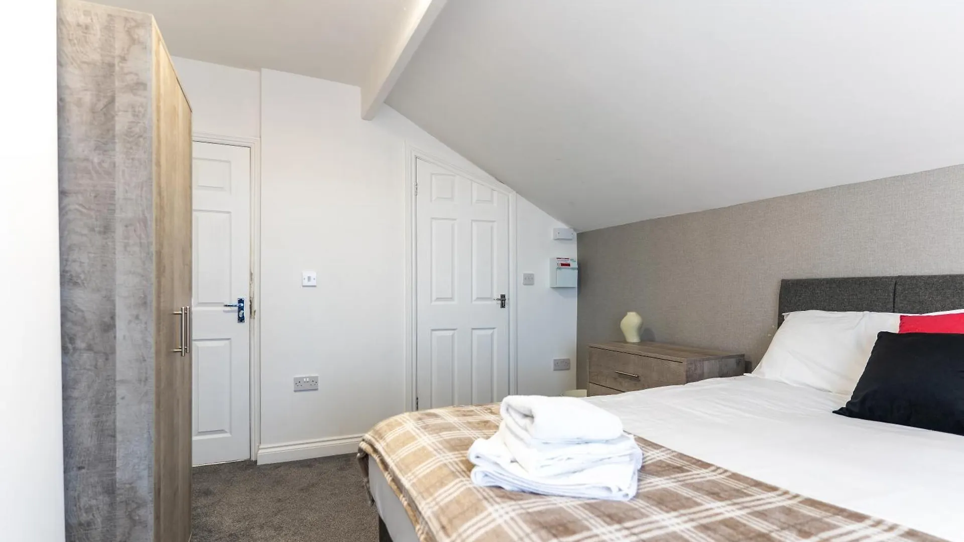 Teesside House - Sleeps Up To 10 Apartment Redcar