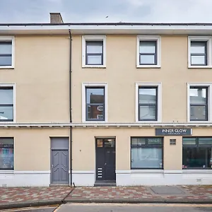 Host & - Clarendon Apartment